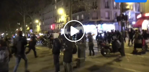 Paris, en décembre, samedi : horaires tardifs, affrontements entre la police et les manifestants contre la loi sanitaire.
