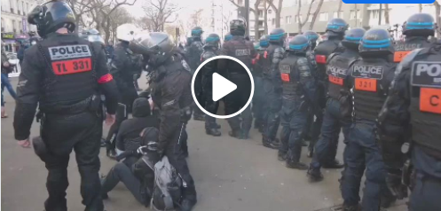 Paris, samedi  en  décembre, contre la loi sanitaire. La marche des gilets jaunes s'est affrontée avec la police, plusieurs personnes ont été interpellées.