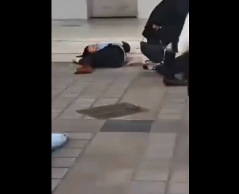 À Gidong province de Jiang, trois adolescentes ont sauté ensemble du quatrième étage d'une école publique chinoise.