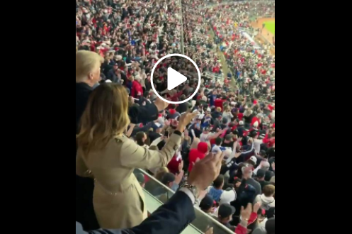 Le président Trump fait le Tomahawk Chop au match 4 des World Series