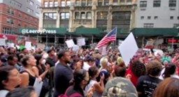 Les manifestations à New York se Multiplient, les gens se rassemble de plus en plus…..