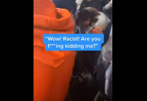 Aux USA, apparemment, chanter Fuck Joe Biden est raciste maintenant.