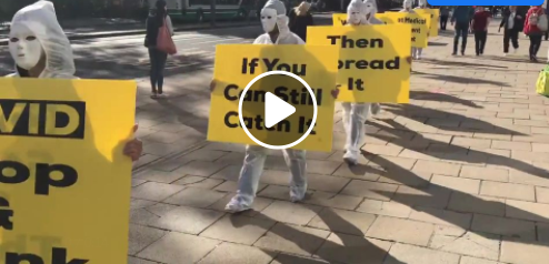 En Ecosse les rue sont bondes de gens en manifestation contre le V—A—X