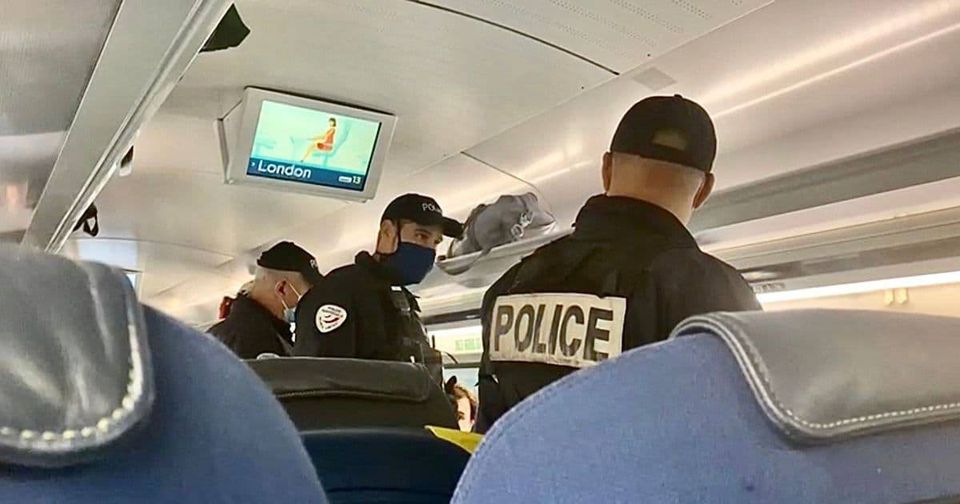 La police française armée ARRÊTE un passager britannique de l'Eurostar pour port d'un "mauvais type de masque"