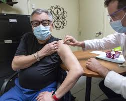 Dr Arruda, des études ont montré que la vaccination répétée chez les gens en bonne santé pourrait même avoir eu des effets négatifs