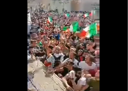 Images de la manifestation contre le pass sanitaire sur la Piazza del Popolo à Rome.