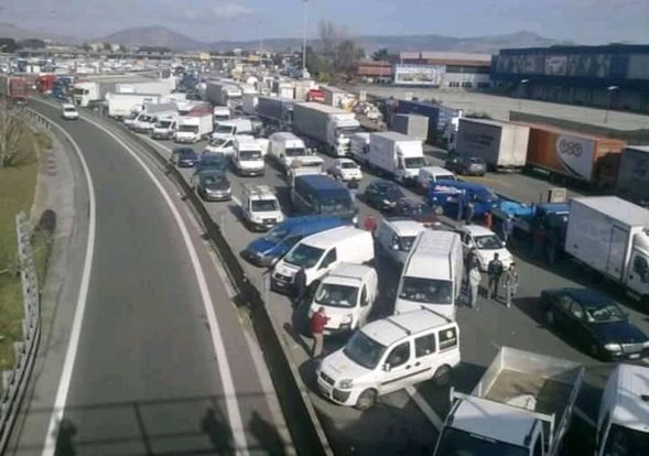 Les italiens ont compris,  maintenant ils bloquent les autouroutes  comme moyen de pression!   Les Québécois sont inspirés par cela!