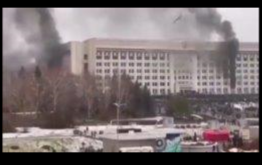 Troubles civils et désordre total alors qu'une masse de milliers de citoyens s'empare du bâtiment de l'administration gouvernementale…