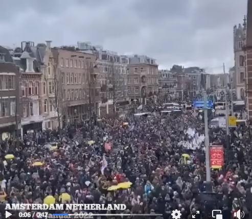 Environ 50 000 citoyens néerlandais à Amsterdam, malgré une interdiction stricte de se rassembler, lors d'une grande manifestation pacifique ont dit "NON" à toutes les mesures sanitaires restrictives... !!!